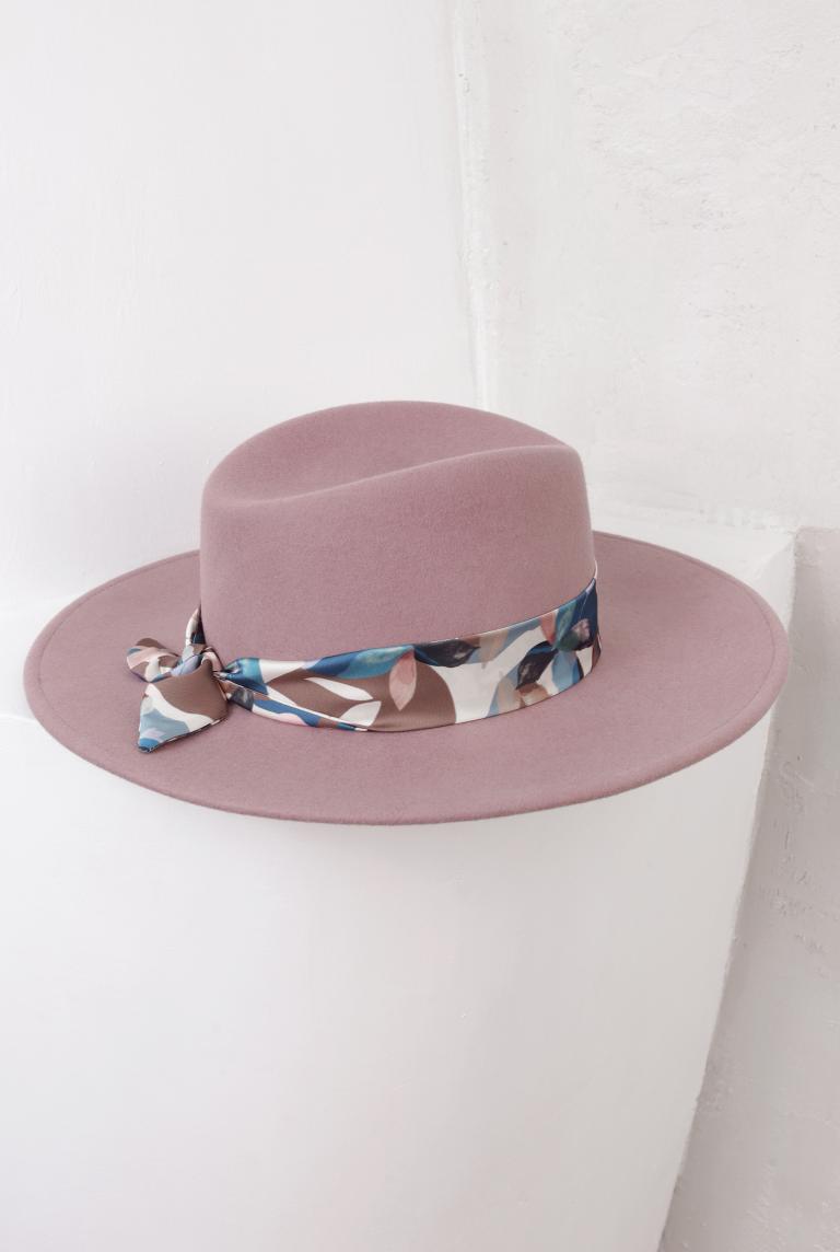 Элегантная пудровая шляпа от Saint MAEVE