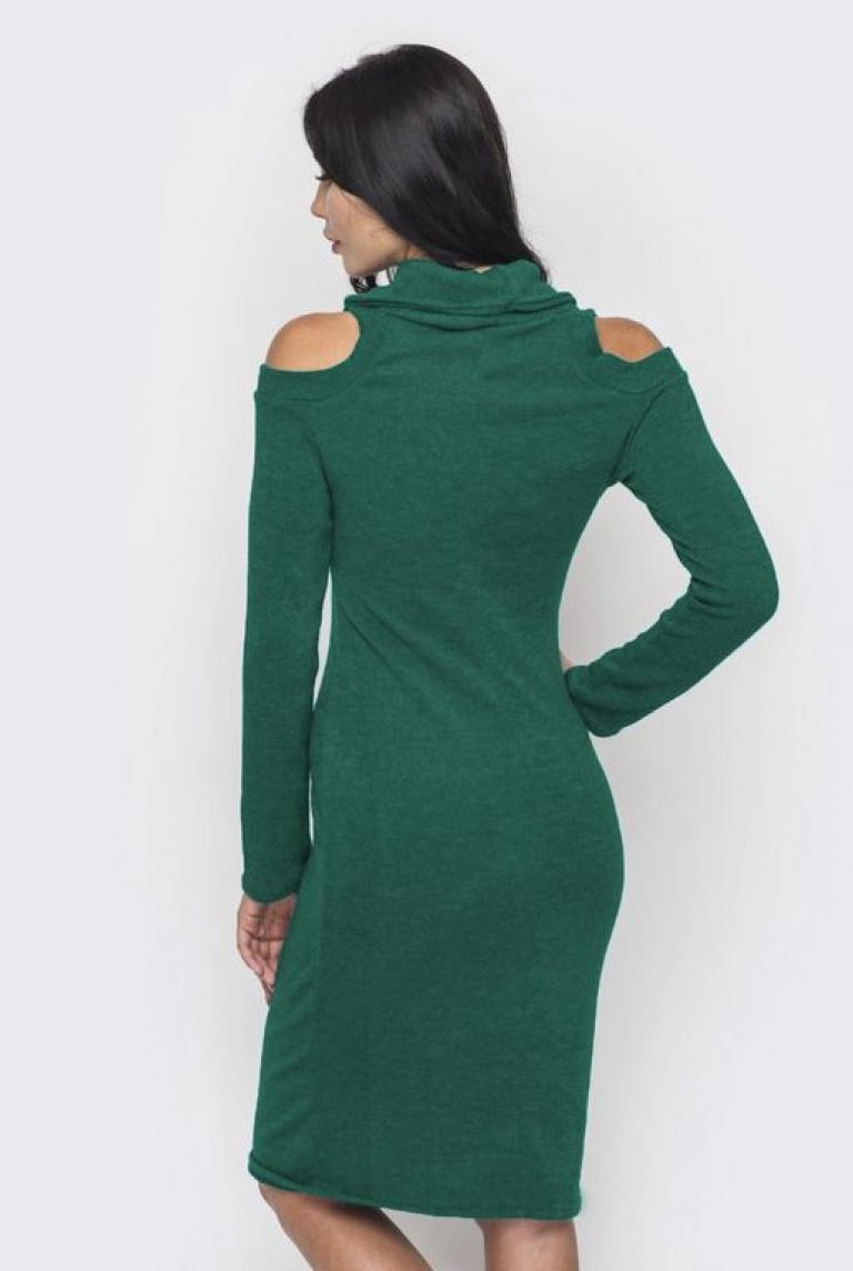 Зеленое платье с открытыми плечами 