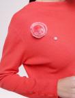 Трикотажный джемпер с брошью красного цвета от E-Woman