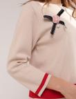 Стильный джемпер бежевого цвета с брошью от E-Woman