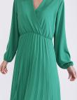 Плиссированное платье с V-образным вырезом Coolples Moda зеленое