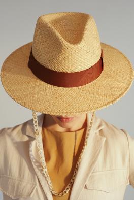 Шляпа ​Классическая бежевая шляпа с пластиковой цепочкой от Saint MAEVE