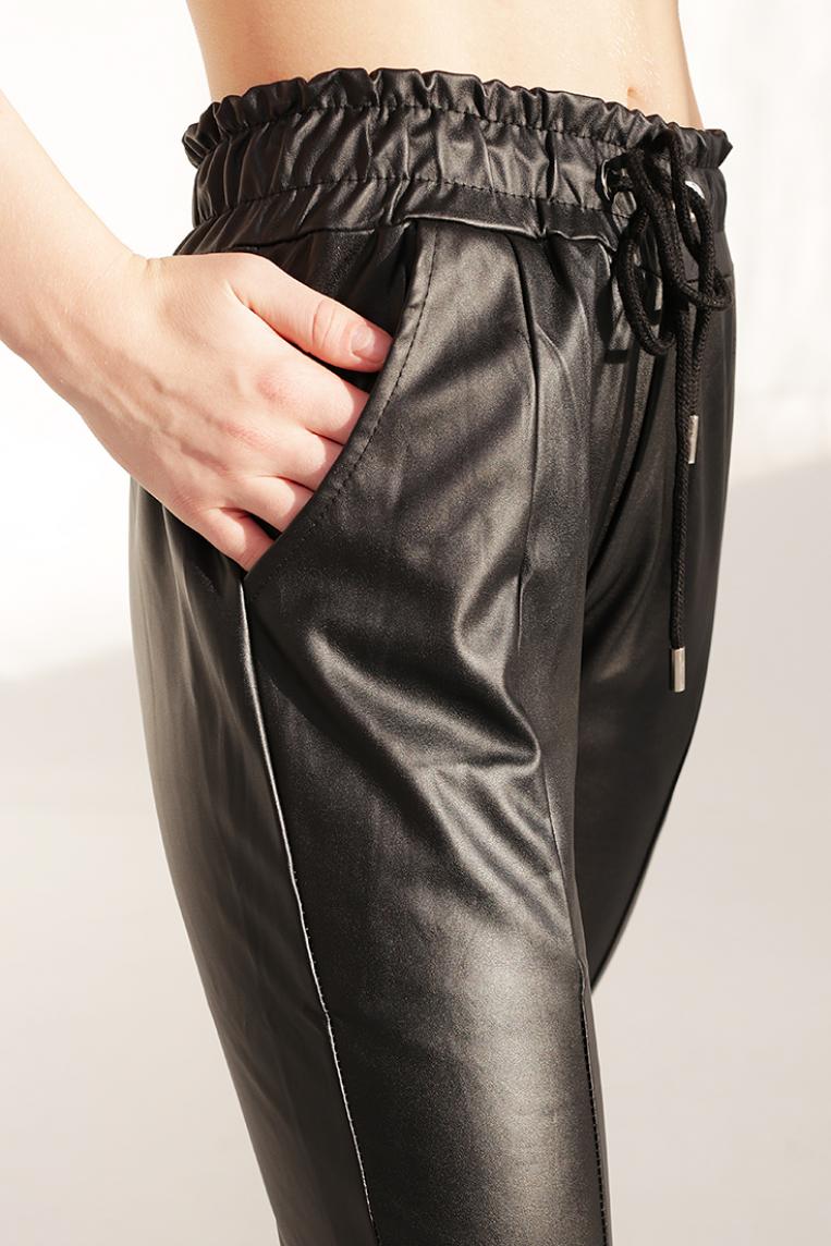 Кожаные зауженные черные брюки от California & Miss 