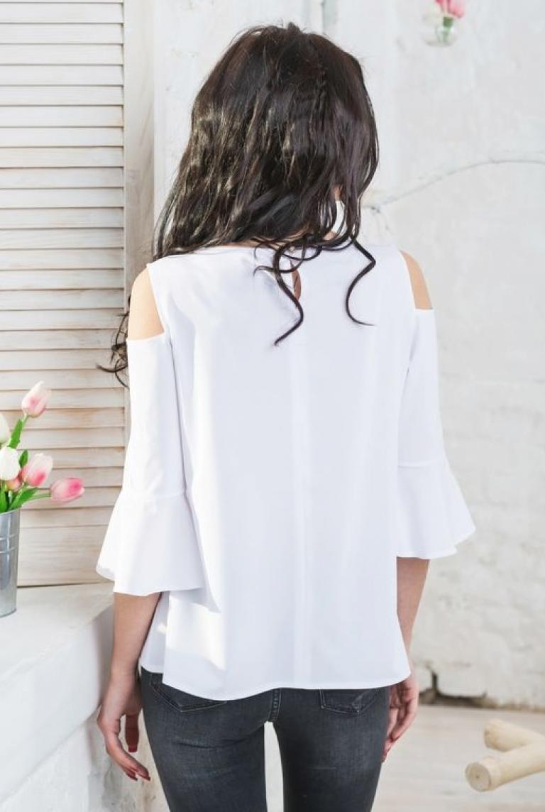 Белая блузка с открытыми плечами