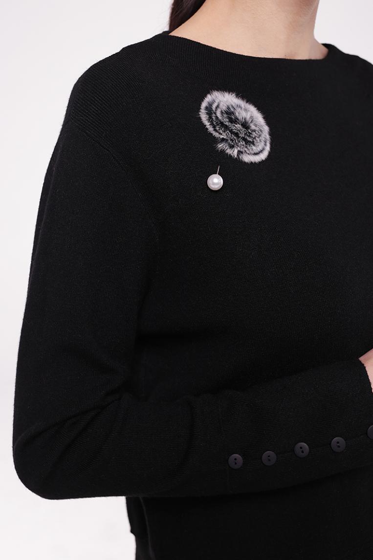 Трикотажный джемпер с брошью черного цвета от E-Woman