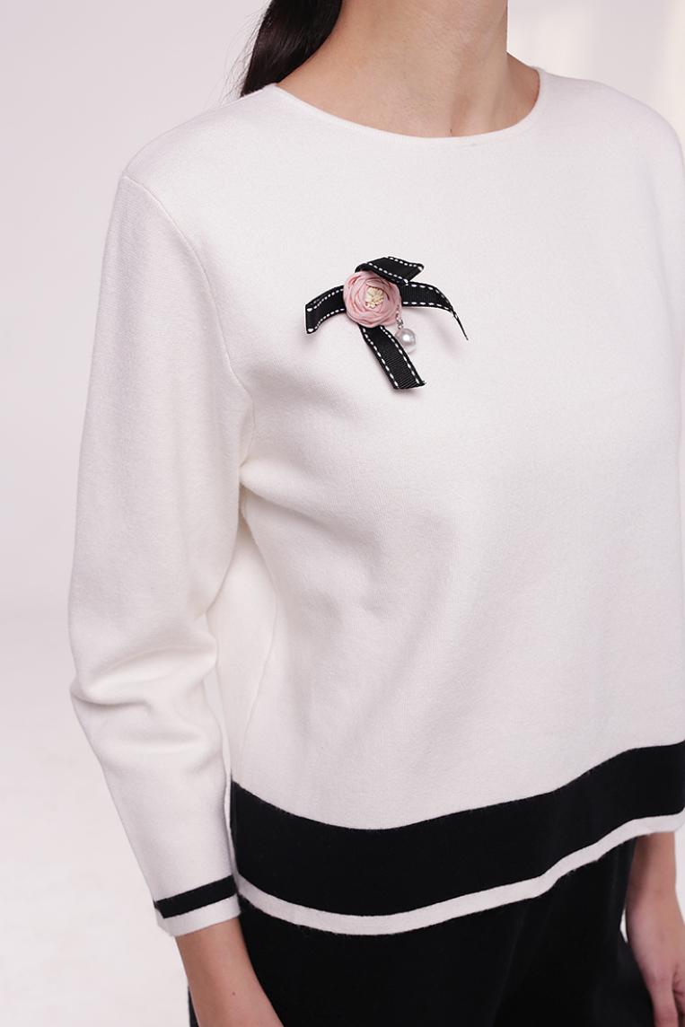 Стильный джемпер белого цвета с брошью от E-Woman