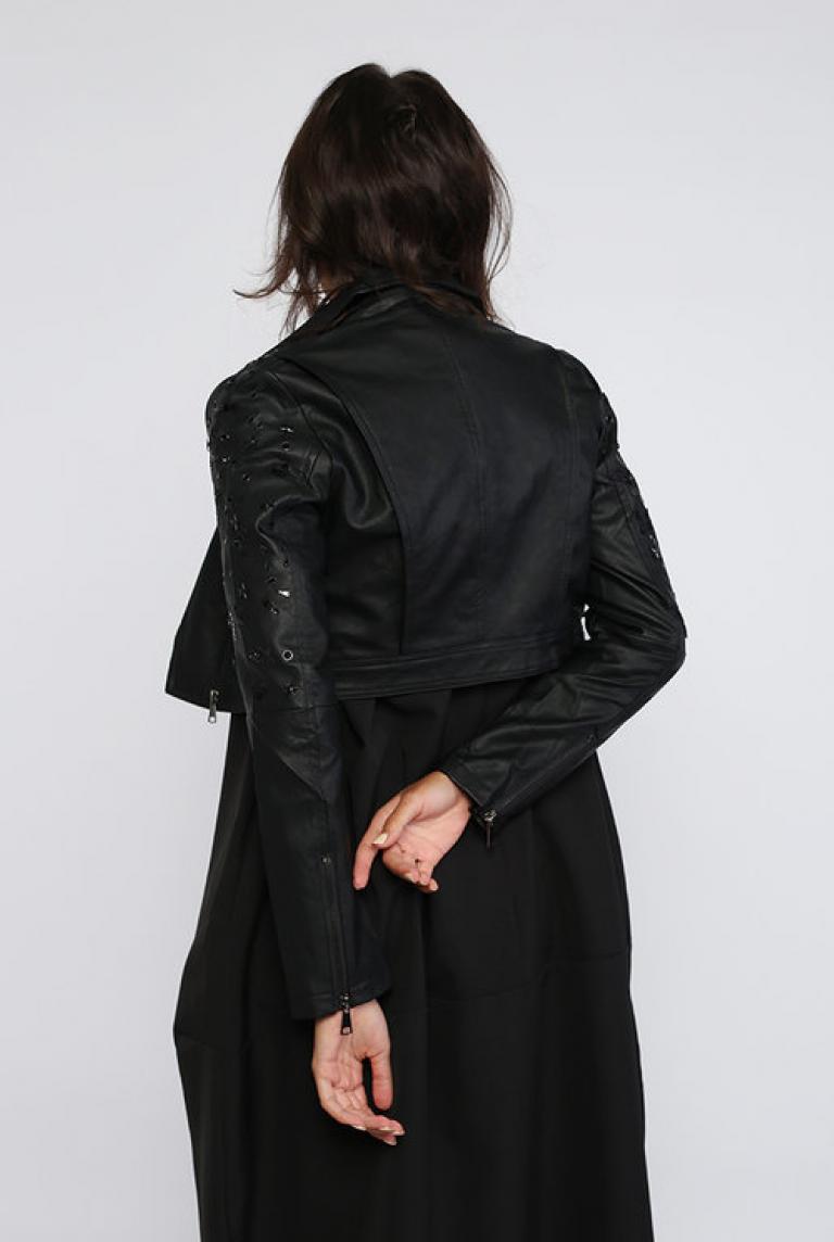 Черная короткая куртка BLUDEISE с нашивками