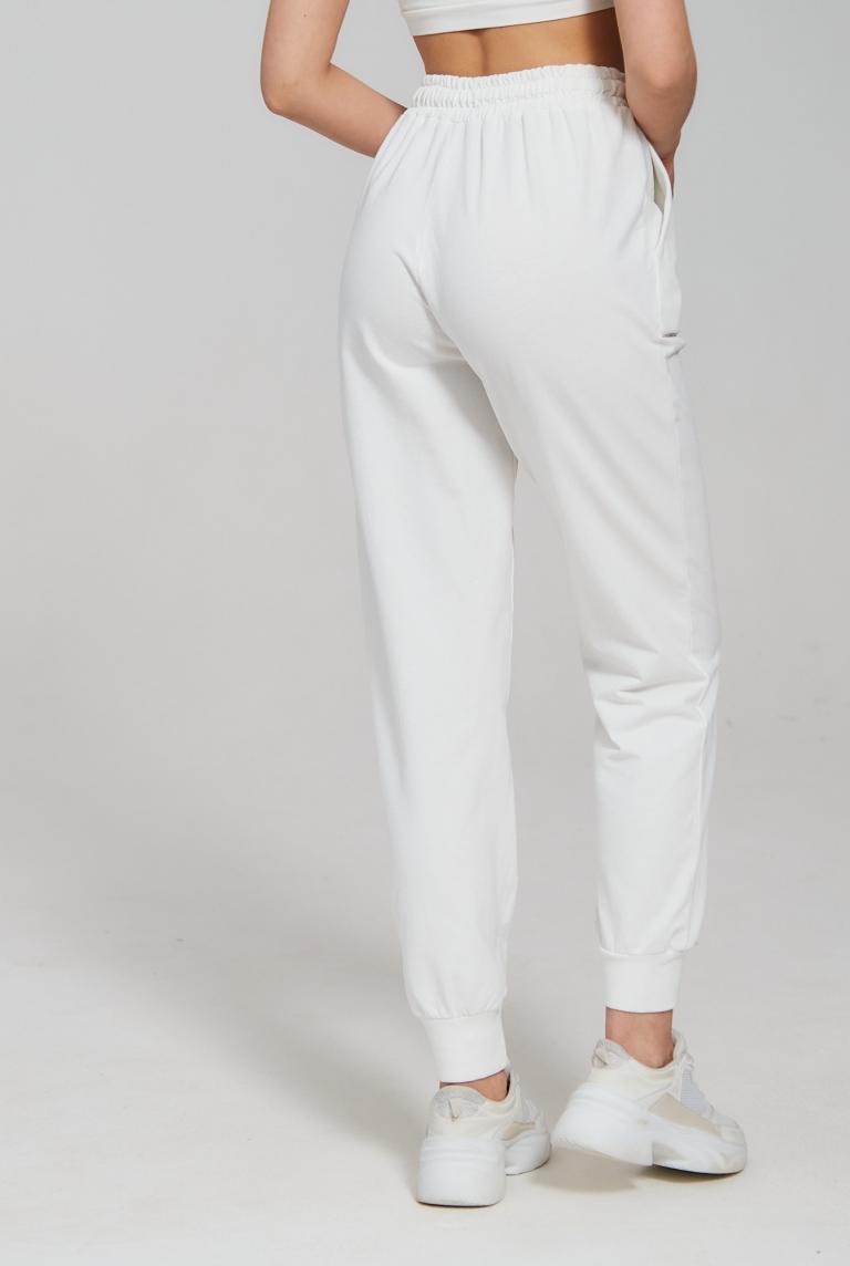 Спортивные тонкие белые брюки от Coccinella