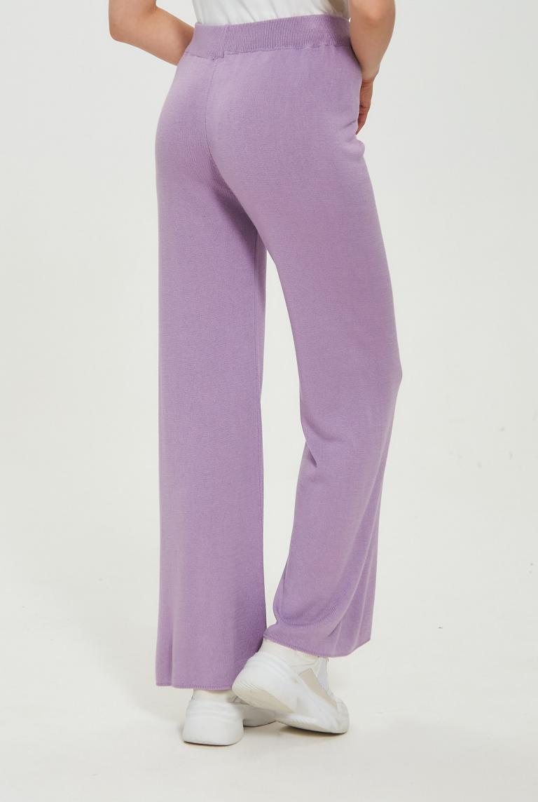 Трикотажные широкие брюки клеш сиреневого цвета от Made in Italy