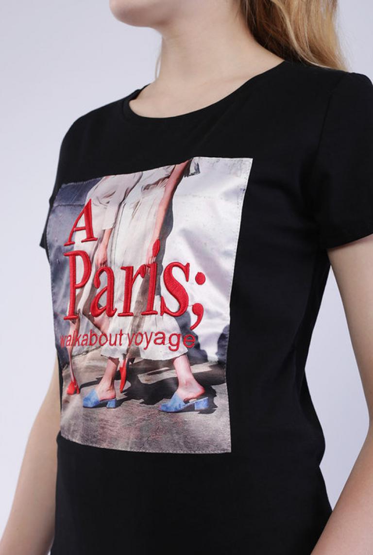 Черная футболка с красными надписями и принтом от Jean Louis Francois