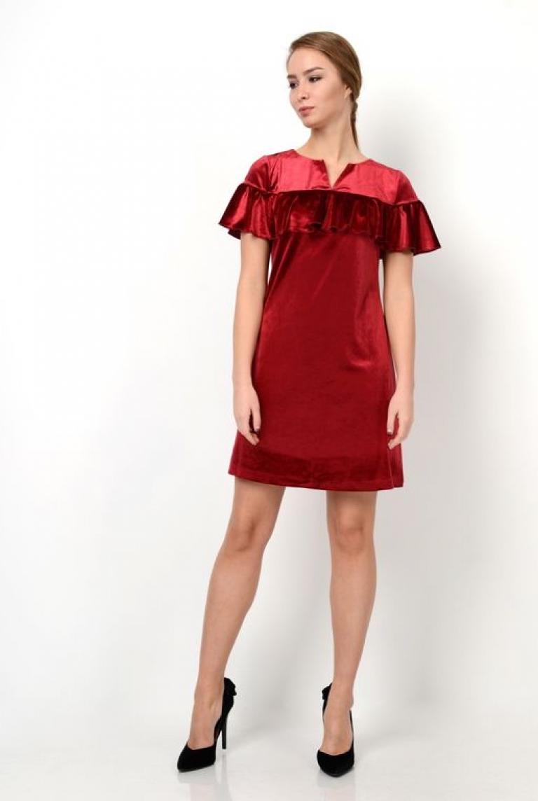 Красное платье из велюра с воланами