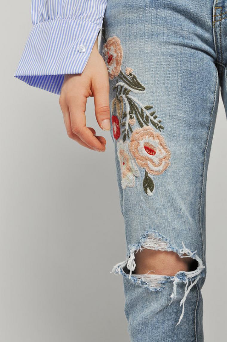 Зауженные джинсы MISS BON BON с цветком