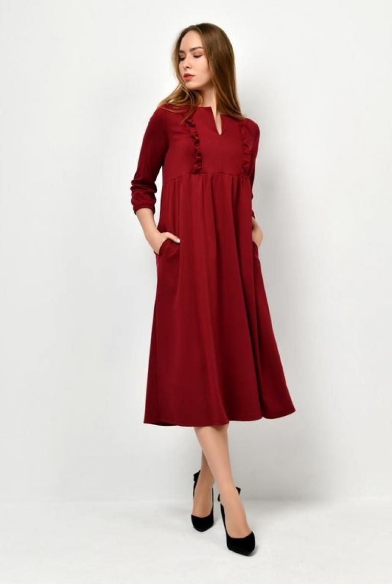 Красное платье ниже колен из трикотажа