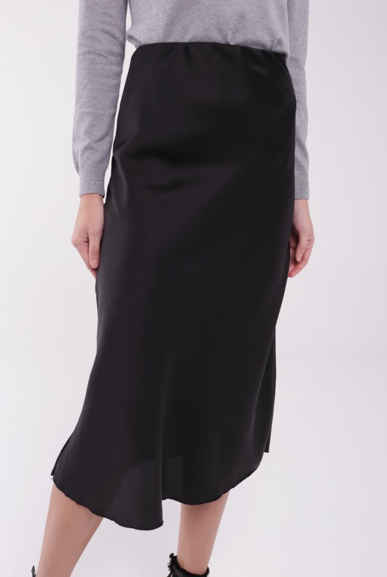 Атласная черная юбка миди от New Collection