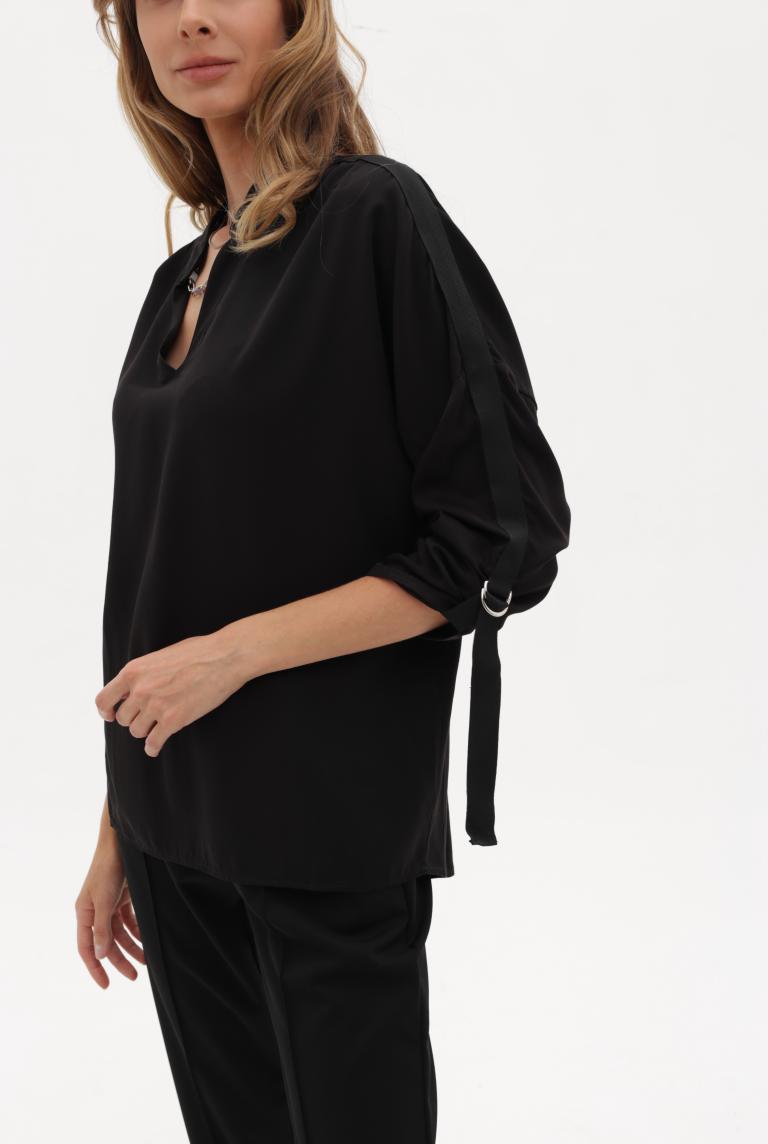 Черная классическая блузка с утягивающими рукавами от GIU