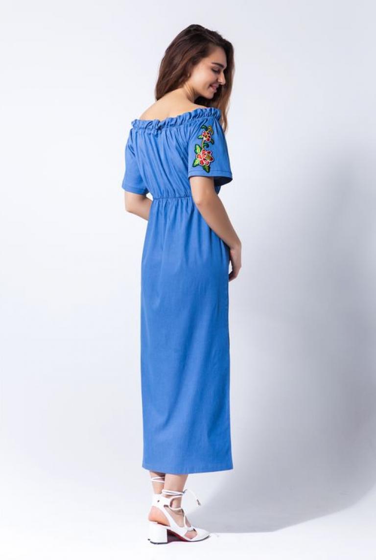 Длинное платье синего цвета без плеч