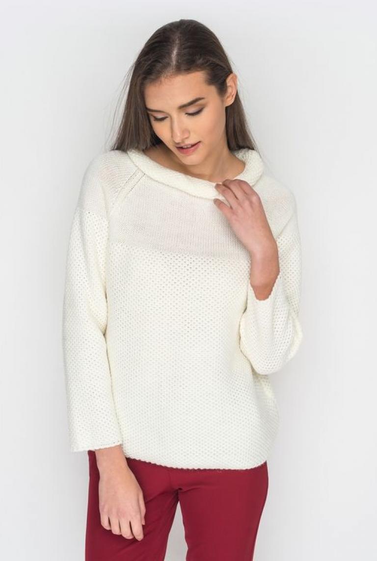 Теплый свитер белого цвета из турецкой пряжи