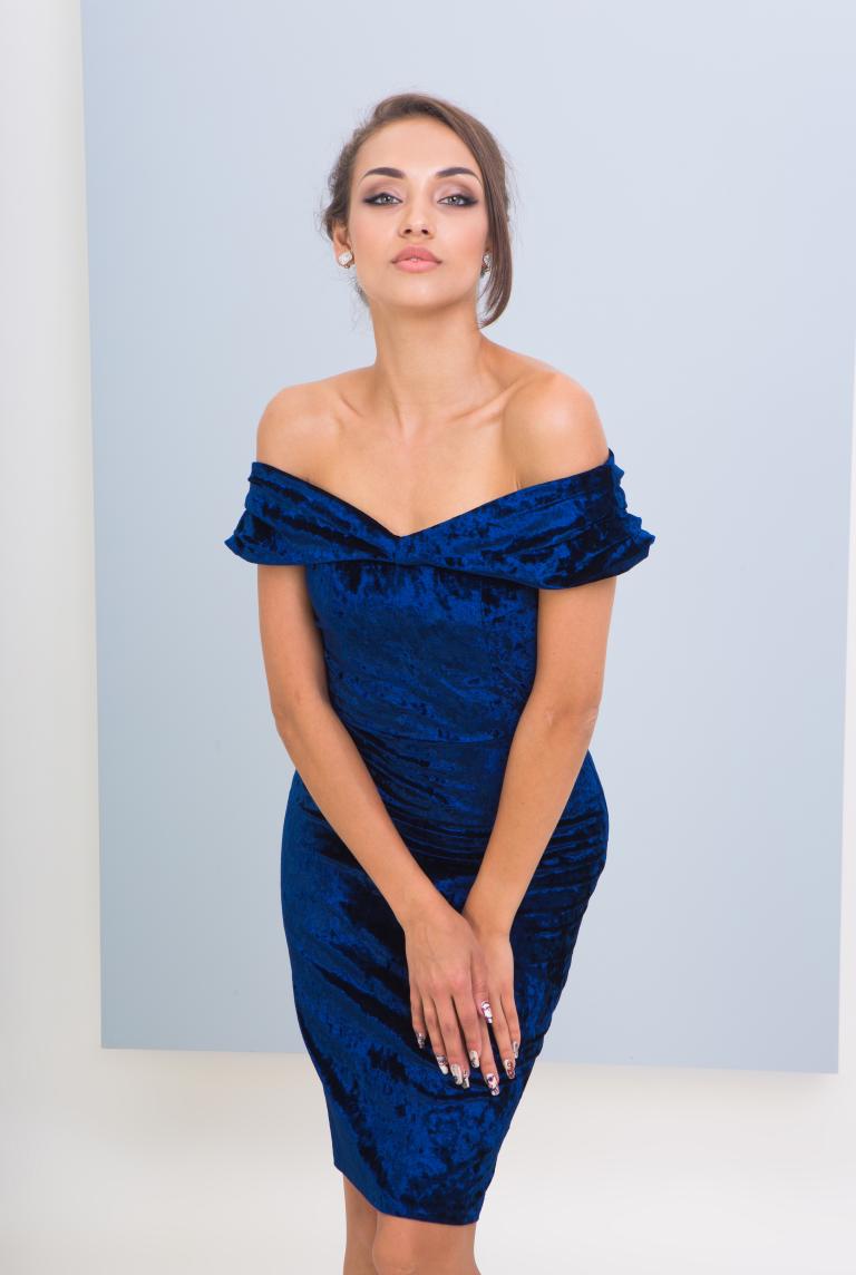 Приталенное синее платье из велюра от Anetty